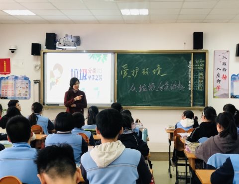 会议室里的人们&#xA;&#xA;描述已自动生成